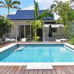 4* Couette-café Byron Palms & - Adults Only